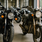 Comparação entre motos usadas e novas em uma concessionária